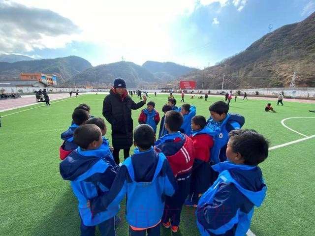 体育校长｜陈冠：冲出大凉山，一位90后支教老师的极限奔波